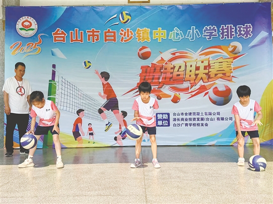 低年級(jí)學(xué)生在“拍球大挑戰(zhàn)”限時(shí)比賽中展開(kāi)比拼。