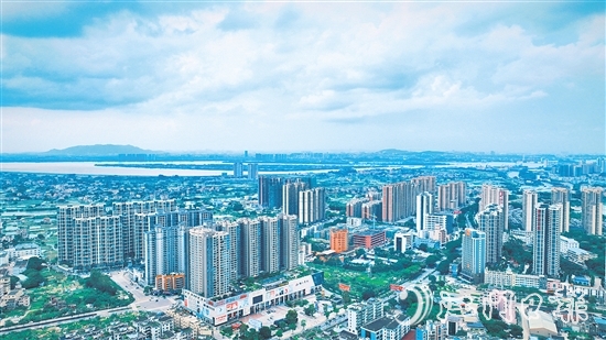 鶴山擁有廣闊的發(fā)展空間、扎實(shí)的產(chǎn)業(yè)基礎(chǔ)和良好的發(fā)展勢頭。圖為鶴山城區(qū)。