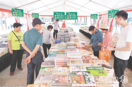 市民在購書區(qū)挑選圖書。
