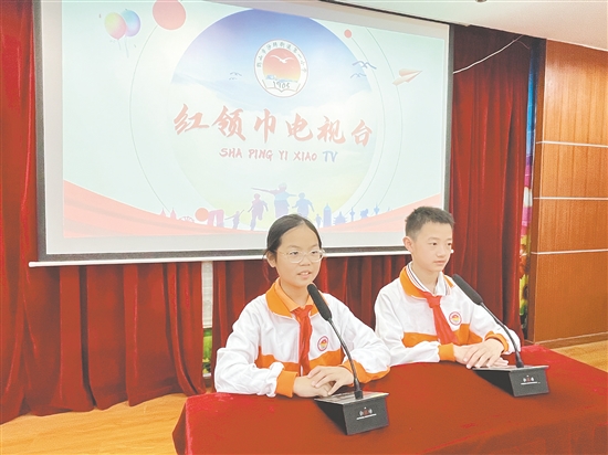 沙坪街道第一小學(xué)結(jié)合學(xué)生實(shí)際需求，積極打造豐富多彩的“小海鷗”節(jié)目?jī)?nèi)容。圖為學(xué)生在為“紅領(lǐng)巾電視臺(tái)”錄制節(jié)目。