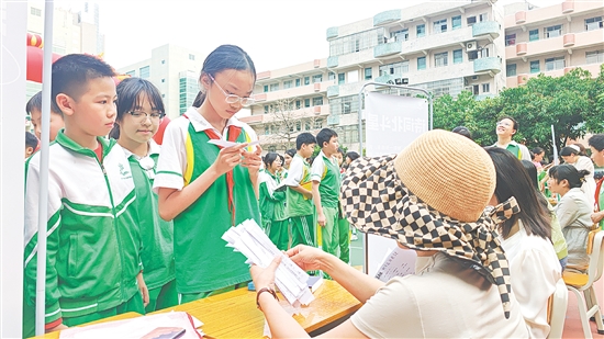 游戲區(qū)設(shè)置了多個游戲攤位，考驗學(xué)生的朗讀能力、科學(xué)知識儲備、詩詞知識儲備、語言組織能力及口頭表達能力。