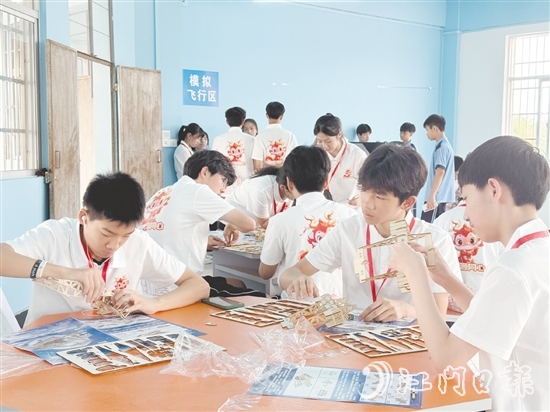 學(xué)生們拼裝“馮如一號”模型。