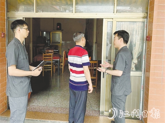 法官到李大爺家回訪，發(fā)現(xiàn)損壞的房屋已經(jīng)基本修復(fù)。