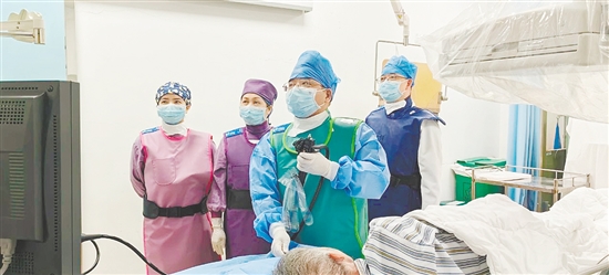 七旬血透患者遭膽石之困，消化內(nèi)科團(tuán)隊協(xié)作巧破難關(guān)。
