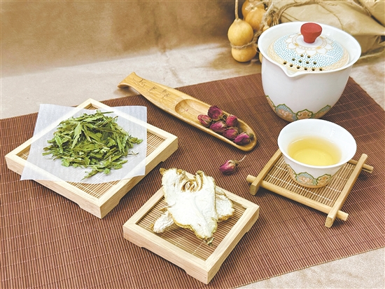 養(yǎng)生茶飲適合各年齡段市民飲用。