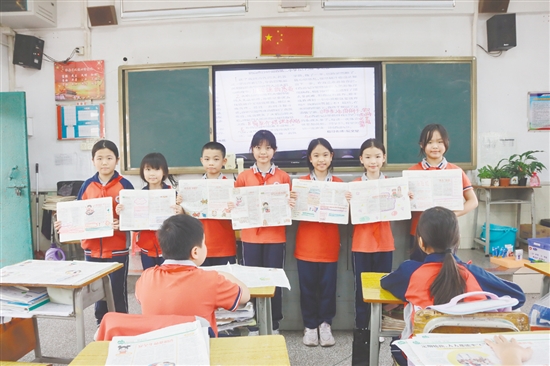 蓬江區(qū)發(fā)展小學(xué)學(xué)生展示讀書筆記。