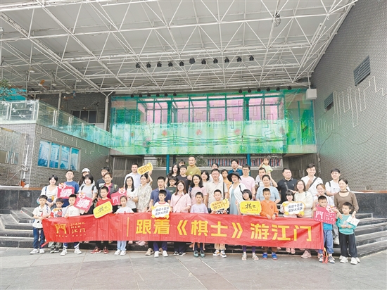 棋手們與家人一同打卡長堤歷史文化街區(qū)。