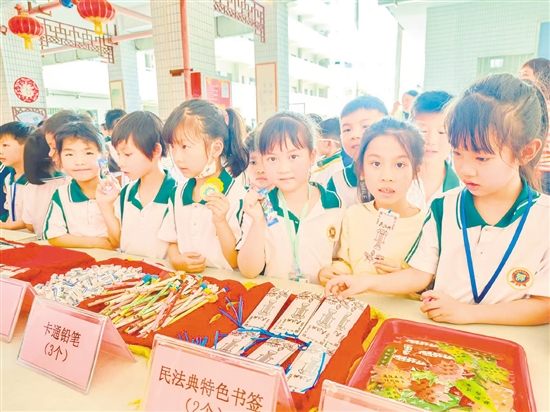 學(xué)生們以積攢的獎?wù)聝稉Q心儀獎品。