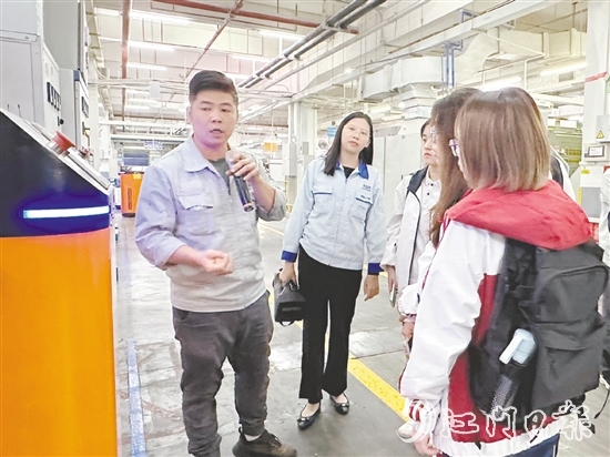 在雅圖仕倉儲物流環(huán)節(jié)，AGV智能叉車發(fā)揮重要作用。