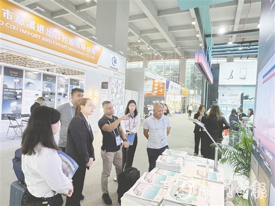 在照明館展位上，采購(gòu)商對(duì)小崧股份的健康光產(chǎn)品十分感興趣。