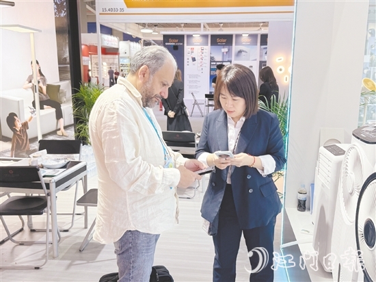 采購(gòu)商與工作人員互換聯(lián)系方式以便后續(xù)合作。