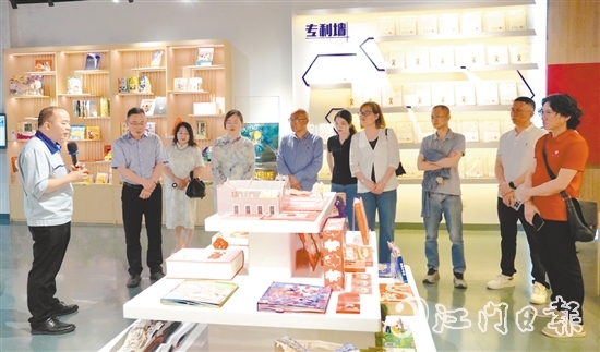 學(xué)員們參觀雅圖仕印刷成品展示館。