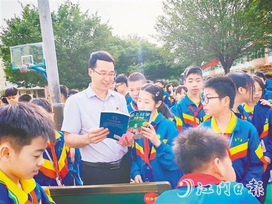 沙坪二小的學生在“跳蚤書市”上換到自己喜愛的書籍。