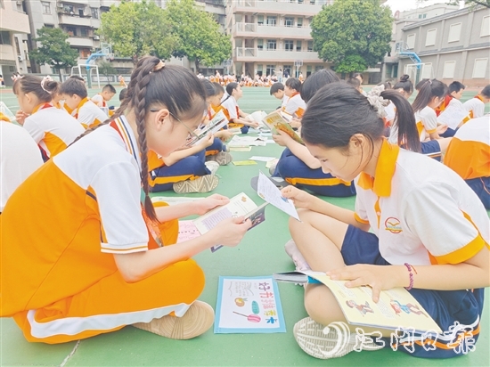 沙坪一小學生根據(jù)“好書推薦卡”的引導，認真品讀圖書。