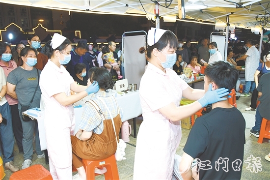 中醫(yī)“大咖”化身攤主，為市民提供“一對(duì)一”問診、健康指導(dǎo)等服務(wù)。