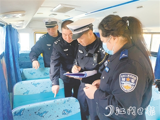 交警聯合教育部門對恩平市校車開展全面排查。
