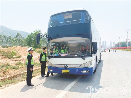 交警部門在重點區(qū)域設置流動檢查點，嚴查客運車輛違規(guī)攬客、不按核定線路行駛等亂象。
