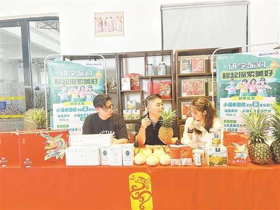 羅家宏（中）在直播帶貨。