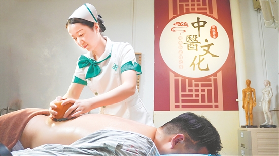 越來(lái)越多的人通過中醫(yī)調(diào)理來(lái)管理體重。