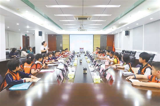 團(tuán)員們開展第一次議題討論，為城市建設(shè)“出點子”。