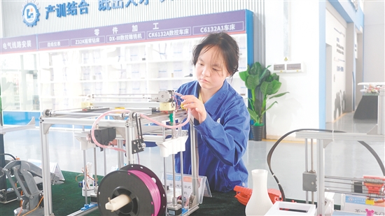 馮曉熒在操作3D打印機(jī)。
