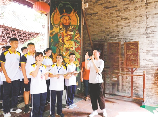 獻(xiàn)章班學(xué)生走進(jìn)陳白沙紀(jì)念館，探尋白沙文化精髓。