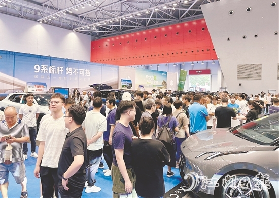2025江門五一國際車展現(xiàn)場人潮涌動。