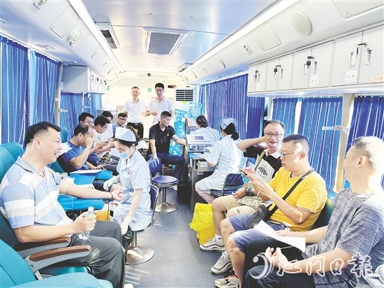 獻(xiàn)血車上，總有江門青年的身影。