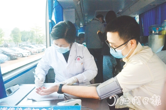 江門青年積極參與無償獻(xiàn)血。