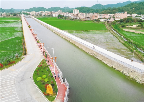 赤溪鎮(zhèn)的美麗河道白宵河，連續(xù)貫通3公里，河岸建有1.4公里的慢行步道。