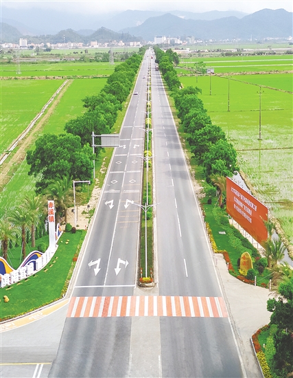 赤溪鎮(zhèn)在沖金路口以“濱海客城，能源重鎮(zhèn)”為主題新增入口標(biāo)識(shí)，使赤溪的門戶形象更鮮明。