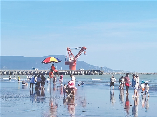 在臺山欽頭灣海浴場，游客盡情享受陽光、海浪與沙灘。