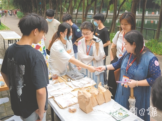 創(chuàng)意十足的糕點(diǎn)吸引不少市民前來品嘗和購買。