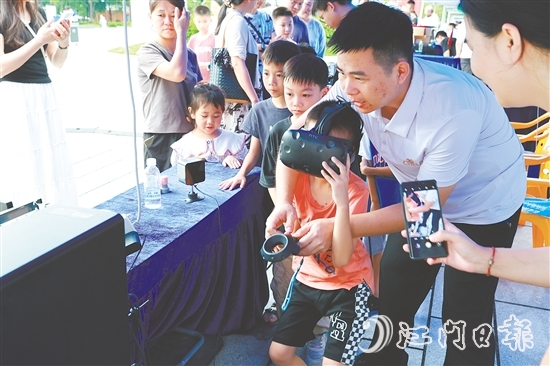 孩子在家長(zhǎng)的帶領(lǐng)下體驗(yàn)高新技術(shù)。