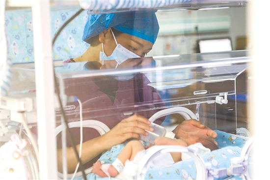 這是一雙小心翼翼的手。在江門市婦幼保健院新生兒科，護士李麗婷化身臨時“奶媽”，手持奶瓶給早產(chǎn)兒喂奶。她時而調(diào)整奶瓶角度，時而放緩速度，用耐心與愛心為小生命構(gòu)筑溫暖港灣，陪伴他們跨越成長路上最初的難關。
