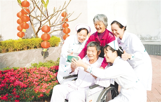 這是一雙溫暖相伴的手。“為您的開心而開心”，江門市人民醫(yī)院泌尿外科護理團隊與即將康復出院的患者及家屬定格美好瞬間?？扉T按下的瞬間，醫(yī)患笑容燦爛如新春暖陽，也留存了一段溫暖的珍貴記憶。（何潔蘭