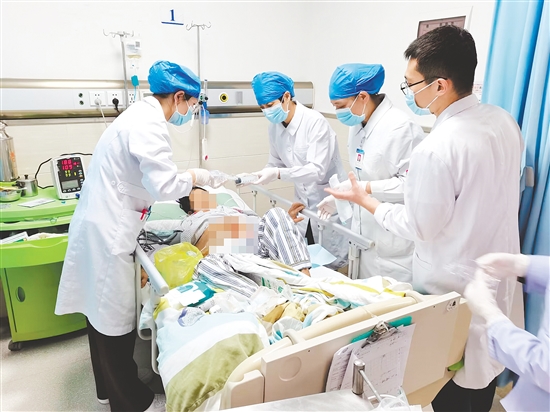 江門市中心醫(yī)院護理團隊為患者進行傷口負壓治療。