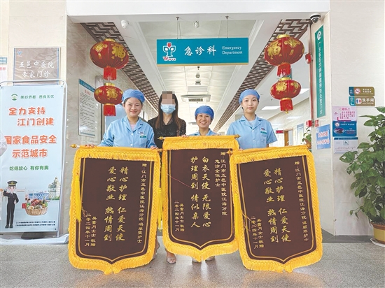 患者把三面錦旗贈送給護(hù)士們，以表達(dá)感激之情。