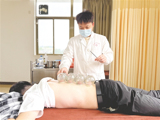 中醫(yī)館吸引著眾多患者慕名而來。