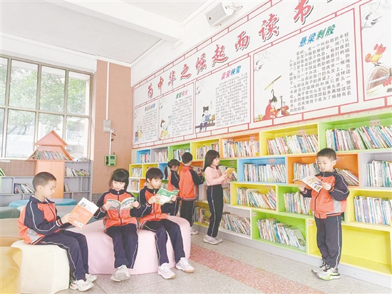 走進恩平市成德小學(xué)的德雅書苑，琳瑯滿目的書籍令人應(yīng)接不暇。