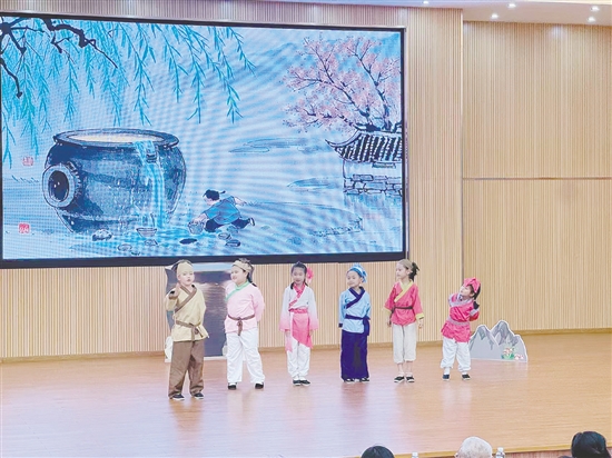 在恩平市成德小學(xué)的讀書節(jié)活動中，學(xué)生帶來課本劇表演。