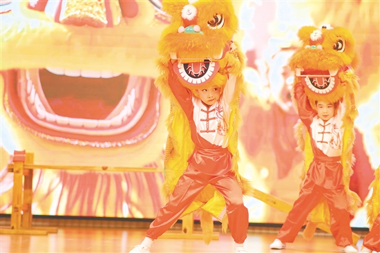 舞臺上，幼兒園小醒獅賣力演出。
