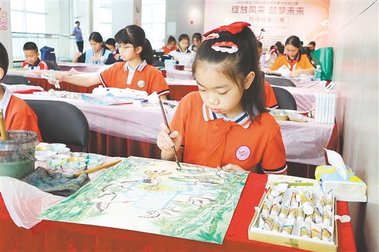 選手們現(xiàn)場角逐繪畫與書法類作品一等獎。
