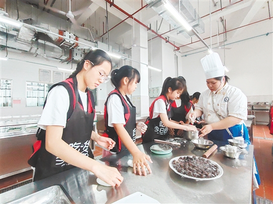 小記者親手制作糯米糍。