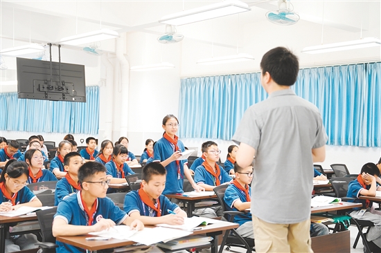 課堂上，學(xué)生回答老師的提問。