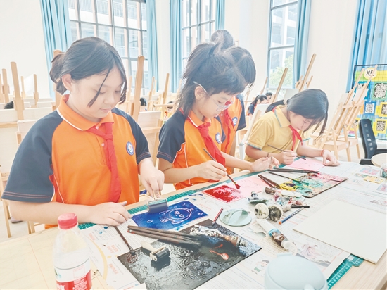 在鶴山工業(yè)城第一小學(xué)吹塑紙版畫社團(tuán)的課堂上，學(xué)生發(fā)揮想象力和創(chuàng)造力，創(chuàng)作自己喜愛的作品。