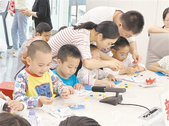 孩子們?cè)谶M(jìn)行風(fēng)力風(fēng)向標(biāo)科學(xué)實(shí)驗(yàn)。