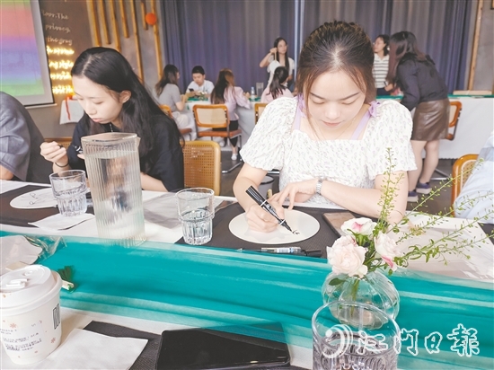 農(nóng)業(yè)銀行江門(mén)分行組織青年員工制作漆扇。