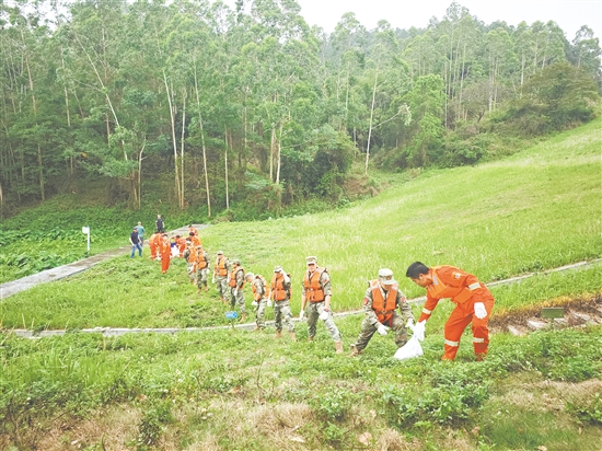 鶴山民兵進(jìn)行山洪災(zāi)害應(yīng)急救援演練。