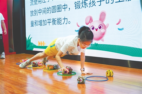 學生在體驗趣味體態(tài)訓練。